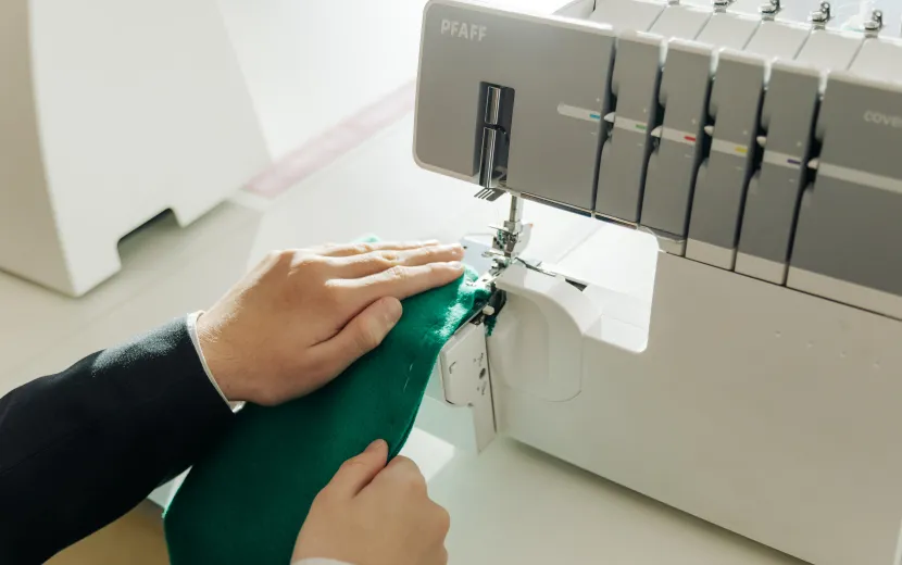 Учатся работать с тканью и швейным оборудованием